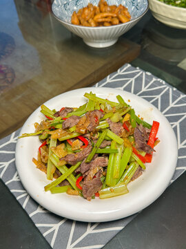 芹菜炒牛肉
