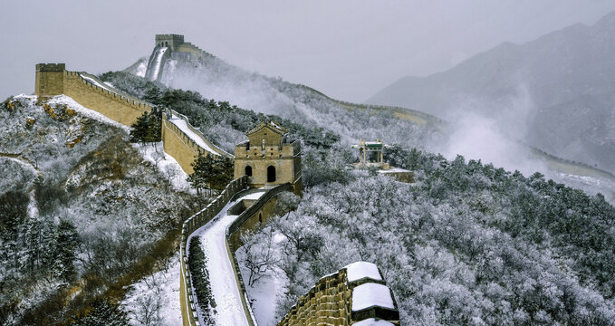 长城雪雾