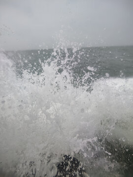 海浪拍击的浪花四溅