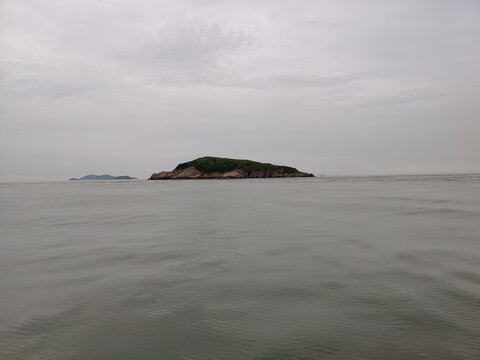 漂亮的海中岛屿风光