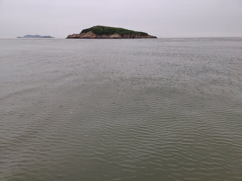 漂亮的海中岛屿风光