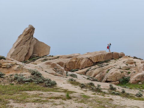 东海舟山列岛花鸟岛五指山石与人