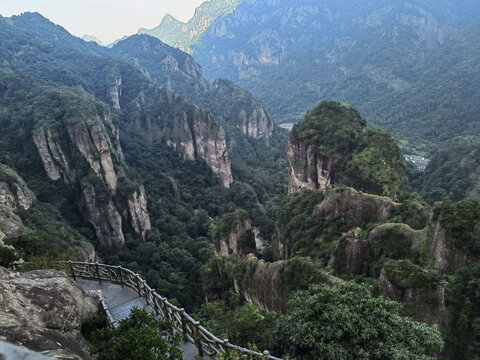 悬崖群山