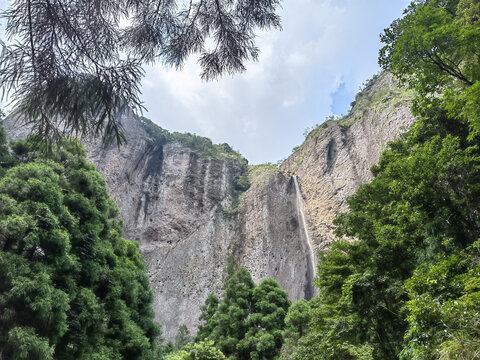 悬崖高山瀑布
