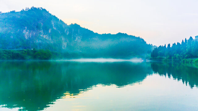 云雾飘渺塞海湖