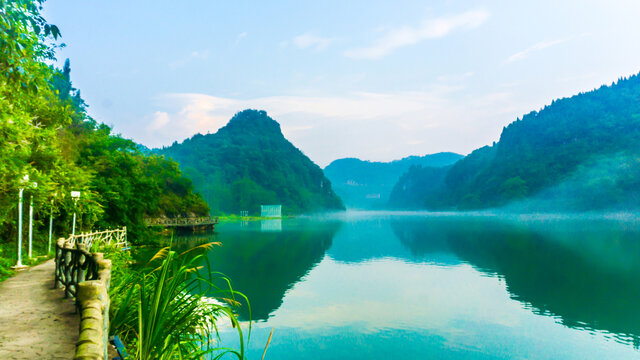 水雾朦胧塞海湖