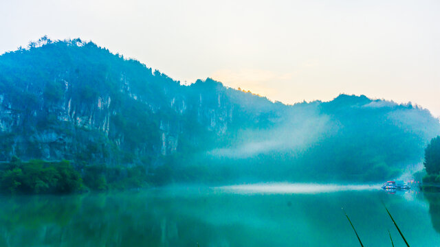 水雾朦胧塞海湖