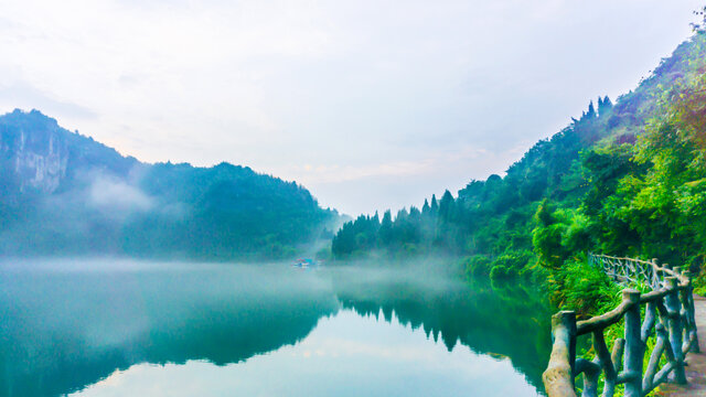 薄雾如纱塞海湖