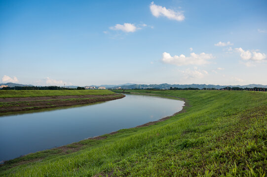 乡村小镇河流堤坝风景