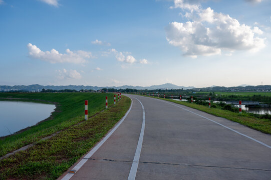 乡村河岸美景