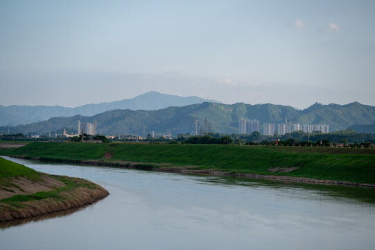 乡村小镇河流堤坝风景