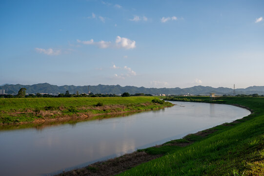 乡村小镇河流堤坝风景