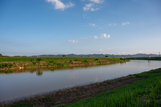 乡村小镇河流堤坝风景