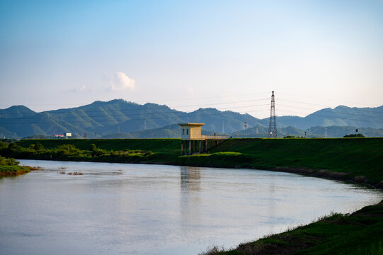 乡村小镇河流堤坝风景