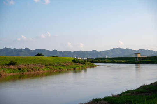 乡村小镇河流堤坝风景