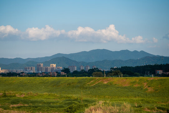 乡村小镇河流堤坝风景