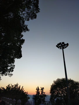 傍晚山顶的天空