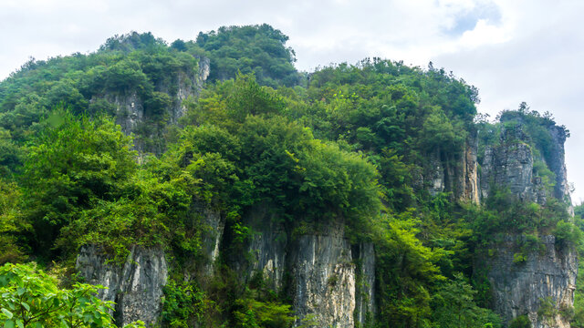 层峦耸翠