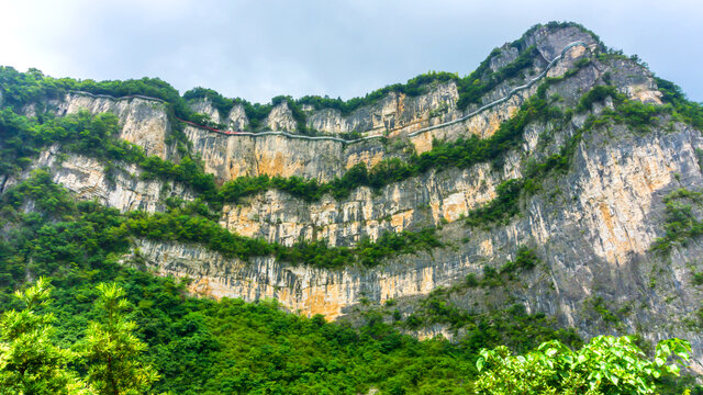 层峦耸翠
