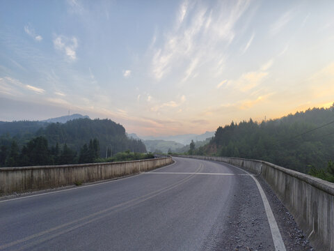 农村早晨的霞光与公路