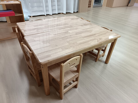 木制桌椅