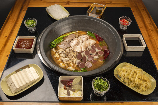 杀猪菜铁锅炖