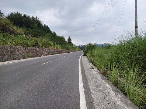 弯曲的公路