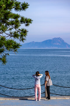 灵山岛海边的少女