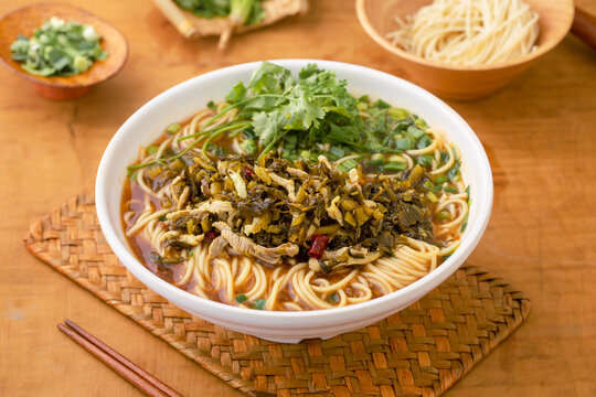 雪菜肉丝面条