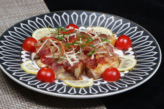 苍鱼蒸腊肉