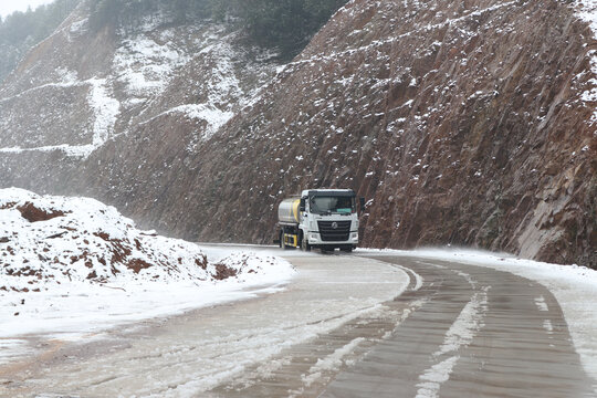 峡谷除雪车
