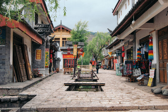 云南丽江束河古镇街景
