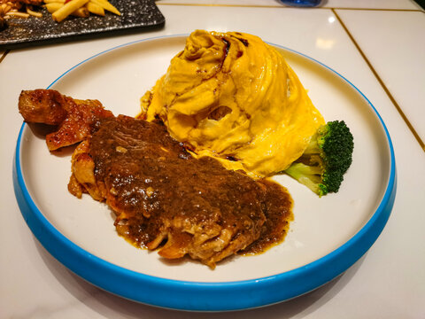 黑椒猪扒蛋包饭