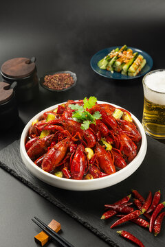 夏季中国传统美食麻辣小龙虾