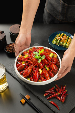手捧一碗江湖菜麻辣小龙虾夜宵