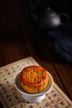 暗色调美食摄影中秋节月饼
