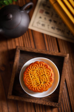 暗色调美食摄影中秋节月饼
