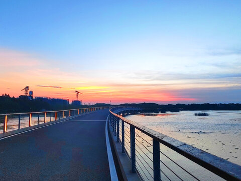 夕阳下的公路桥建筑