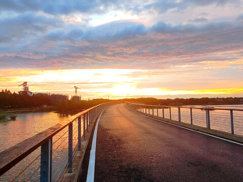 夕阳下的湖中公路桥