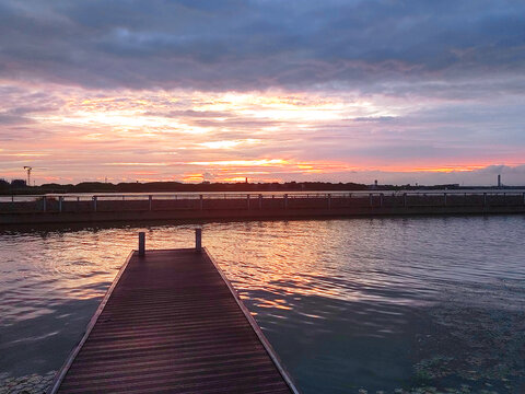 夕阳下游船码头