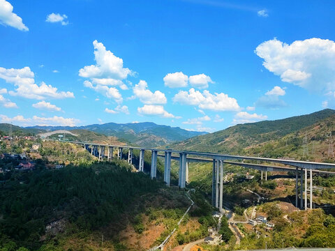 蓝天白云高架桥