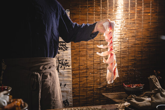 怀旧市井风格师傅做水煮鱼