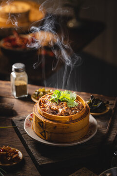 市井复古风格木桌上的粉蒸牛肉