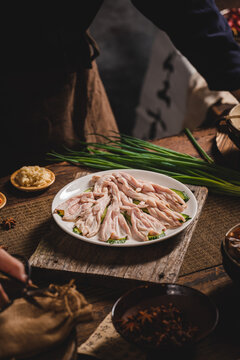 怀旧复古风格木桌上的无骨鸭掌