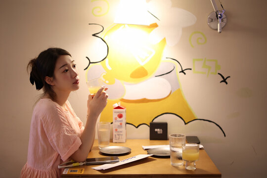 女孩在餐厅