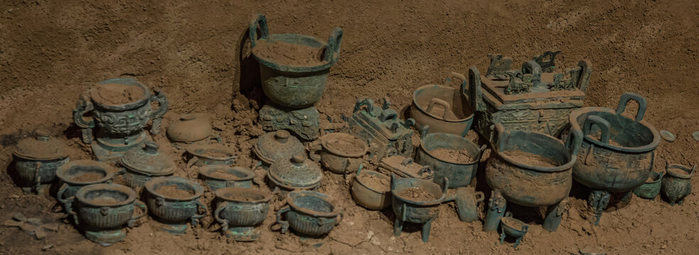 青铜器出土现场