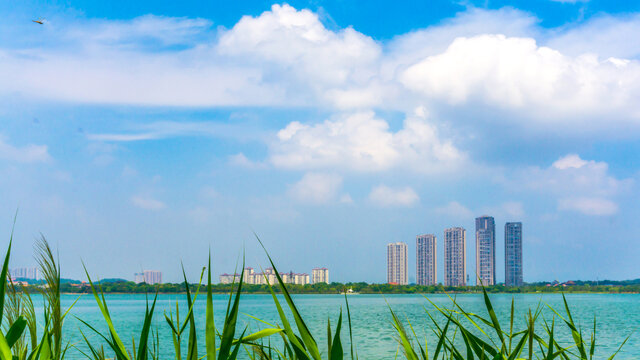 蓝天白云松雅湖