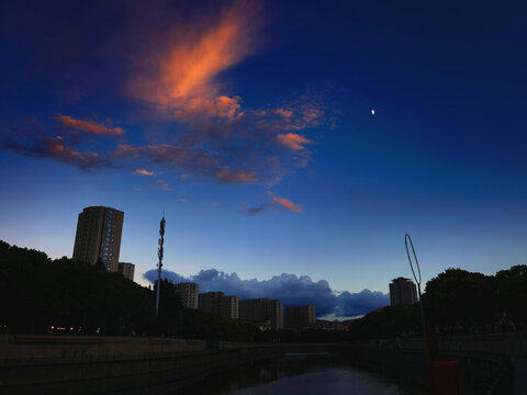 夜幕下的天空