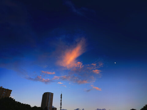 夜幕下的天空
