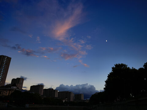 夜幕下的天空